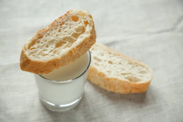 Copo de leite com pão crocante fresco — Fotografia de Stock
