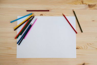 Renkli kalemler ve çizim için beyaz berrak kağıt levha