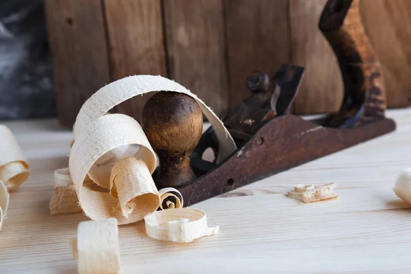Cepilladora de madera en el taller de carpintería — Foto de Stock
