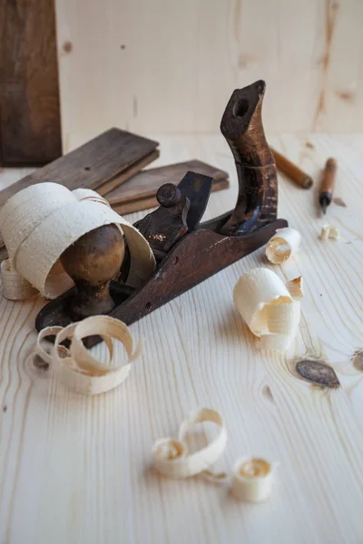 Cepilladora de madera en el taller de carpintería — Foto de Stock