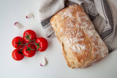 Masanın üzerine taze ekmek
