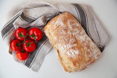 Masada domates ile taze ekmek Somun