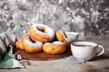 Pudra şekeri serpiştirilmiş çörekler