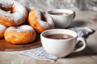 Pudra şekeri serpiştirilmiş çörekler