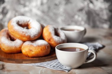 Pudra şekeri serpiştirilmiş çörekler