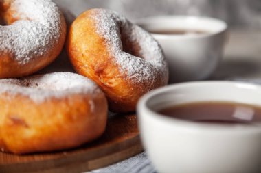 Pudra şekeri serpiştirilmiş çörekler