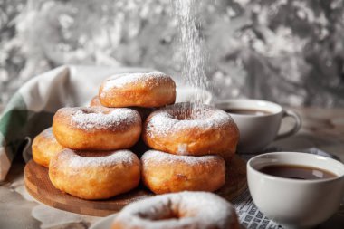 Pudra şekeri serpiştirilmiş çörekler