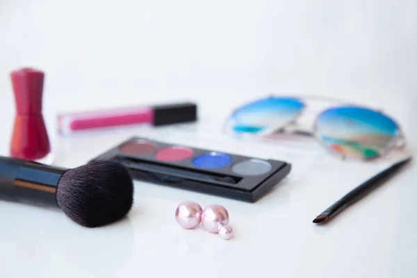 Produtos de maquiagem com acessório em fundo branco — Fotografia de Stock