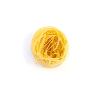 Çiğ makarna fettuccine beyaz arka plan üzerinde izole