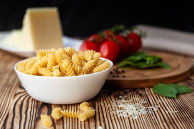 Makarna hazırlanması için malzemeler