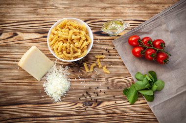 Makarna hazırlanması için malzemeler