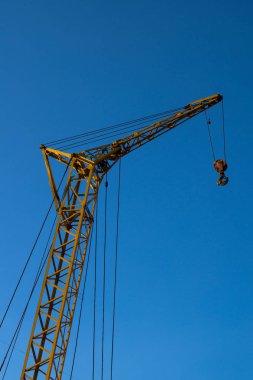 Mavi gökyüzüne karşı inşaat vinci