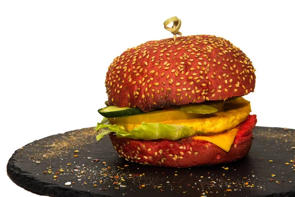 Veggie Burger med ost, gurkor, paprika på en svart STENPLATTA — Stockfoto