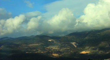 Bir vadi, dağlar ve bulutlar 