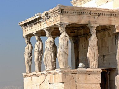 Atina Akropolis mavi gökyüzü ile Erechtheion Tapınağı, Yunanistan.