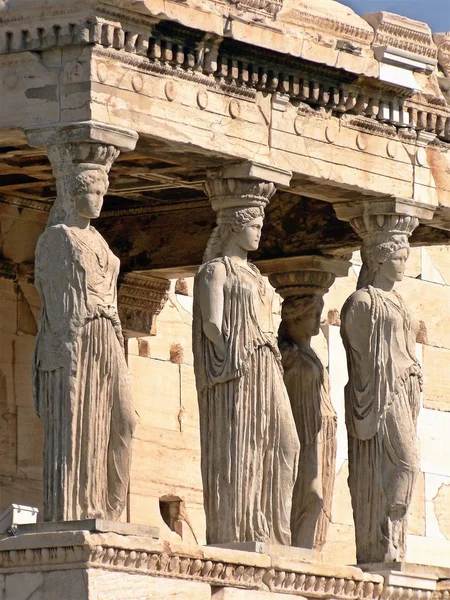Atina Akropolis'teki Erechtheion Tapınağı'nın yakın çekim görünümü, Yunanistan.