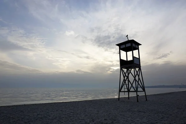白天在海滩上的救生塔 有蓝天和波浪海背景 — 图库照片