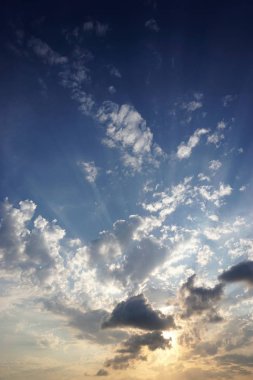 Fırtınadan önce, bulutlar, dramatik gökyüzü, gün batımı ve güneş ışığı.