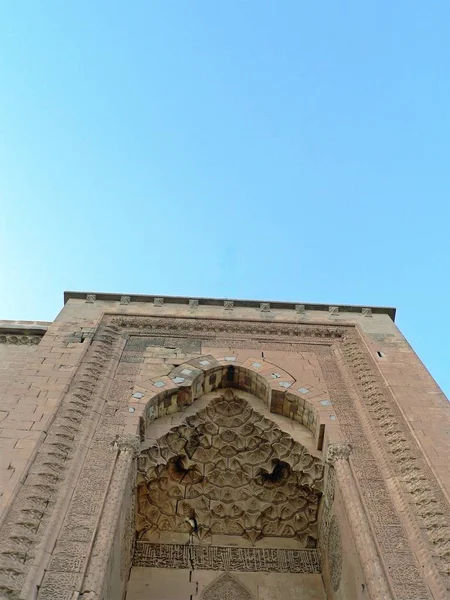 마르딘 시에있는 역사적인 건물의 입구에서 — 스톡 사진
