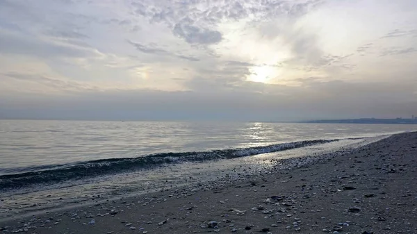 Pohled Zvlněné Moře Pláže Oblázky Mušle — Stock fotografie