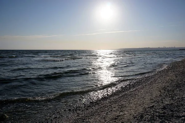 从海滩欣赏波浪海景 船上有鹅卵石和贝壳 — 图库照片