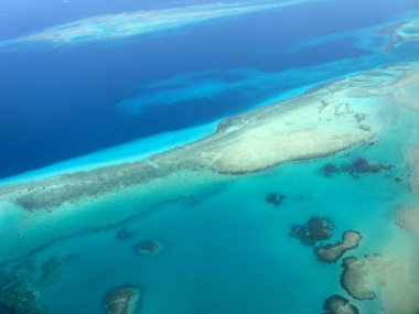 Uçaktan resiflerin güzel görünümü.