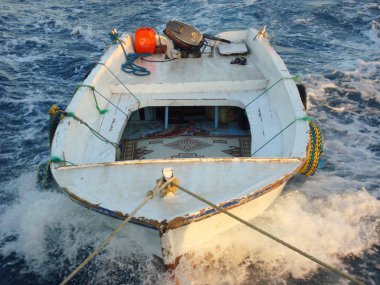 Denizde balıkçılık için çekme tekneleri.   