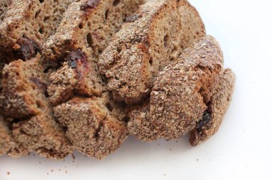 Kızılcıklı dilimlenmiş ev yapımı çavdar ekmeği. Sağlıklı konsept.