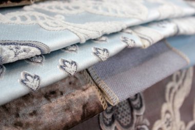 Renkli döşemelik kumaş örnekleri. Mobilya kumaş örneklerinin yakın çekim. Dikiş etkisi ile sarı ve gri kumaş. Mobilya endüstrisi. Arka plan dokusu.