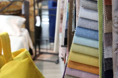 Döşemelik kumaş renkli desenler. Mağazanın iç mekanındaki mobilya kumaş örneklerinin yakın çekim. Çok renkli yumuşak velour. Mobilya endüstrisi. Arka plan dokusu.