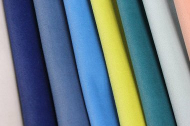 Renkli döşemelik kumaş örnekleri. Mobilya kumaş örneklerinin yakın çekim. Dikiş etkisi ile sarı ve gri kumaş. Mobilya endüstrisi. Arka plan dokusu.