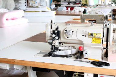 Profesyonel dikiş makinesi atölyede overlock. Terzi dükkanında kenar, hemming veya dikiş giysileri için ekipman.