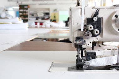 Profesyonel dikiş makinesi atölyede overlock. Terzi dükkanında kenar, hemming veya dikiş giysileri için ekipman.