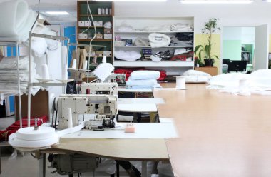 Dikiş fabrikasıdükkanının içi. Birkaç dikiş makineleri ile Kapalı Studio. Konfeksiyon endüstrisi. 