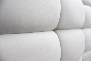 Başlığın yakın çekim. Yumuşak paneller. Tıknaz yumuşak mobilya parçaları.