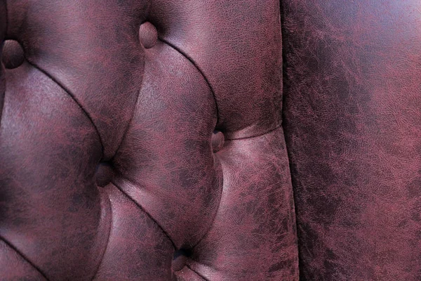 Närbild Elegant Chesterfield Stol Röd Läderfåtölj Sits Och Rygg Med — Stockfoto