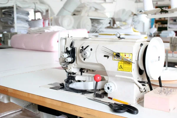 Professional Sewing Machine Overlock Workshop Equipment Edging Hemming Stitching Clothes — Stock Photo, Image
