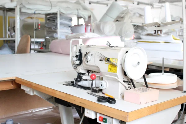 Primer Plano Aguja Máquina Coser Industrial Fábrica Textil Máquinas Coser —  Fotos de Stock