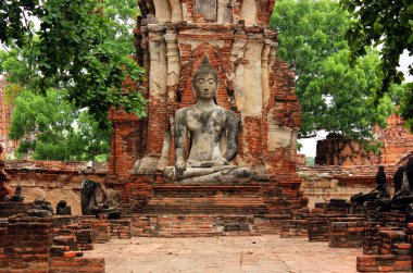 Antik tapınak Wat Phra Sri Sanphet Buda heykeli.