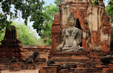 Antik tapınak Wat Phra Sri Sanphet Buda heykeli.