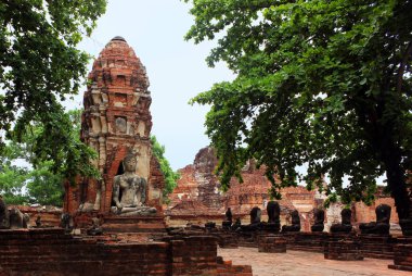 Antik tapınak Wat Phra Sri Sanphet Buda heykeli.
