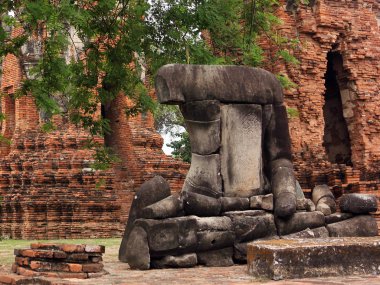 Antik tapınak Wat Phra Sri Sanphet Buda heykeli.