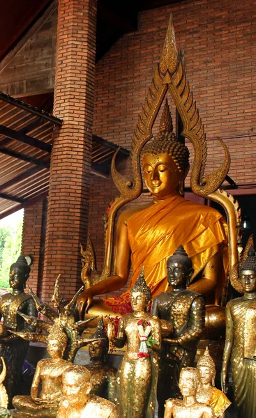 金佛雕像在古寺普拉斯里圣菲特，老皇宫。泰国 大城府. — 图库照片
