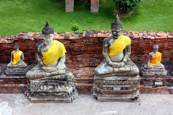 Antiguas estatuas de buda meditante sentada, en el antiguo templo de Wat Yai Chaimongkol en Ayutthaya, Tailandia . —  Fotos de Stock