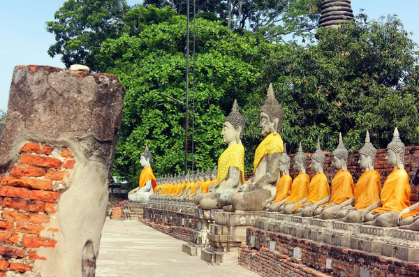 Antiguas estatuas de buda meditante sentada, en el antiguo templo de Wat Yai Chaimongkol en Ayutthaya, Tailandia . —  Fotos de Stock