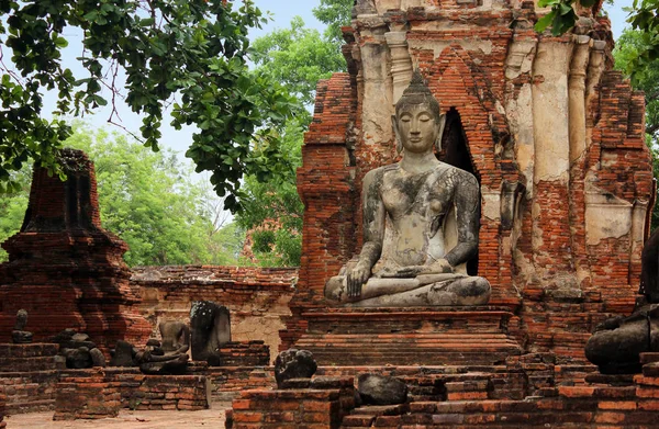 Estatua de Buda en el antiguo templo Wat Phra Sri Sanphet . —  Fotos de Stock