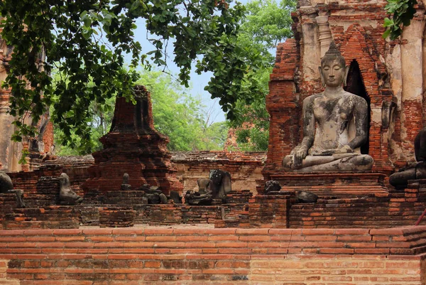 Estatua de Buda en el antiguo templo Wat Phra Sri Sanphet . —  Fotos de Stock