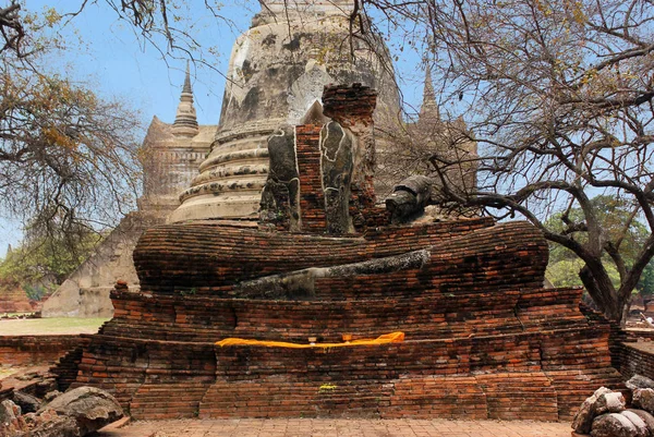Oude standbeeld van Boeddha in puin, in een oude tempel. — Stockfoto