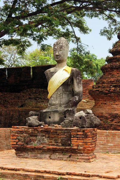 Antigua estatua de Buda en ruinas, dentro de un antiguo templo . —  Fotos de Stock