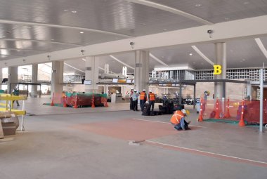 Havaalanı inşaatında çalışan bir işçi zemin kuruyor..